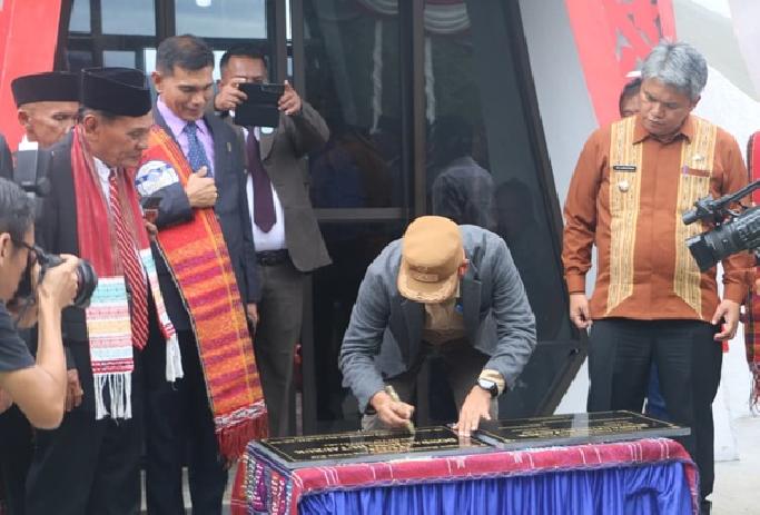 Bupati Taput Resmikan Tugu Donda Ujung Hutauruk di Sipoholon
