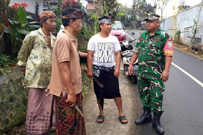 Babinsa Desa Selat Laksanakan Komsos Terkait Maraknya Aksi Pencurian