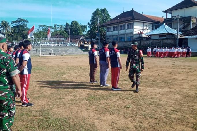 Babinsa Koramil 1626-02/Susut Latih PBB Siswa SMAN 1 dan SMKN 1 Susut