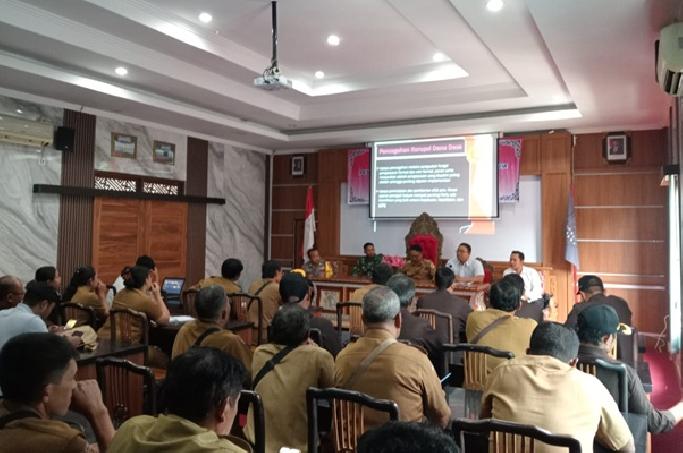 Babinsa Hadiri Penyuluhan Hukum Pengelolaan Keuangan Desa di Bukian, Gianyar