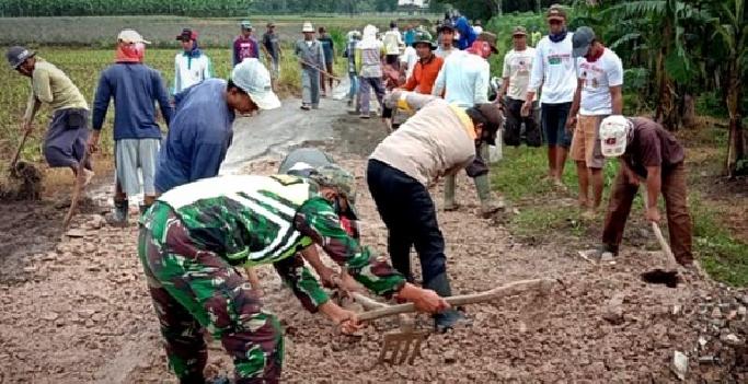 Sinergitas TNI-Polri Perbaiki Jalan Rusak di Wilayah Binaan