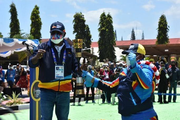 Ratusan Prajurit Orang Asli Papua Semarakan Kirab Api PON XX