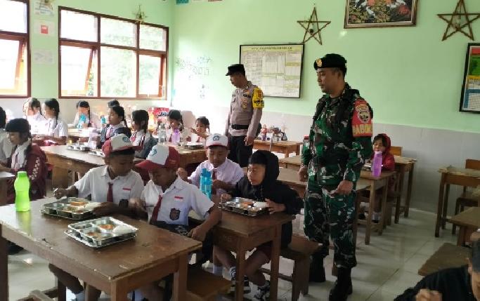 Hari Pertama Sekolah, Babinsa Landih Kawal Distribusi 2.673 Porsi Makanan Bergizi