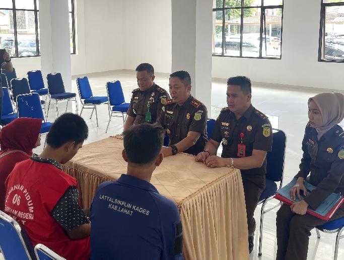 Kejari Lahat Hentikan Kasus Pencurian Kelapa Sawit Melalui RJ