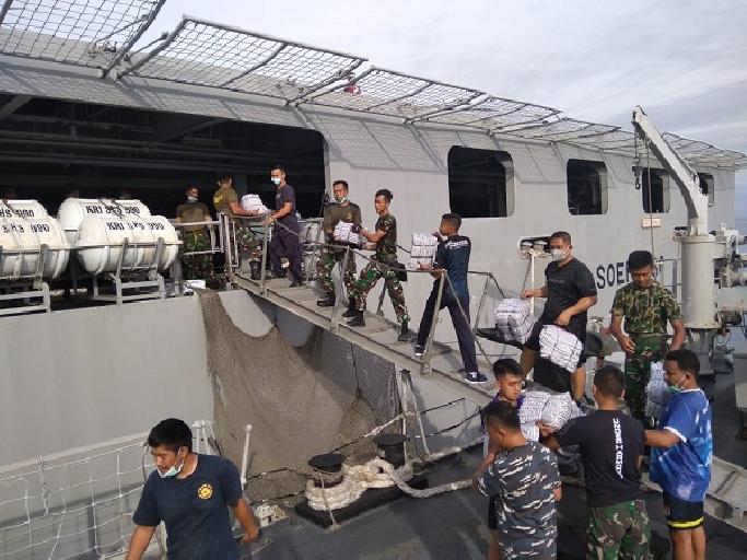 TNI AL Bagikan APD Untuk Korban Gempa Mamuju