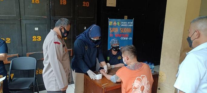 42 Tahanan Polres Metro Jakbar di Suntik Vaksin Covid-19 