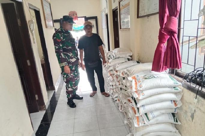 Babinsa Dausa Kawal Ketat Distribusi Bantuan Beras Pemerintah di Bangli