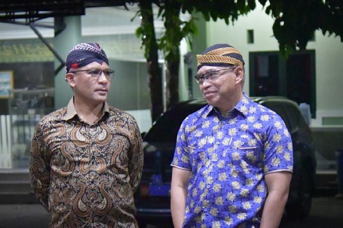 Danlantamal IX Dampingi Pangdam XVI Pattimura dan Forkopimda Maluku Saksikan Pagelaran Wayang Kulit Pada Peringatan HUT Ke-78 TNI