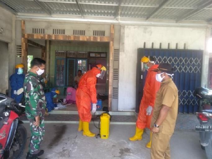 Babinsa Dampingi Warga Binaannya Lakukan Tracking Covid-19