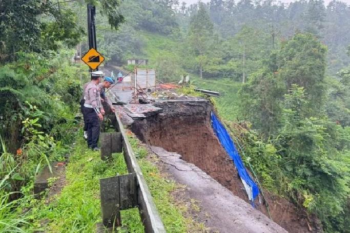 Jalan Bangli–Besakih Putus Total, Akses ke Pura Terbesar di Bali Lumpuh