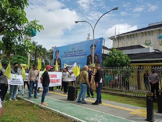 Tarik Baju, Oknum Pegawai Kejati Kalbar Larang Wartawan Meliput