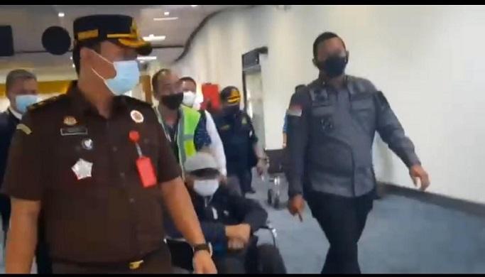 Buronan Hendra Subrata Tiba di Indonesia menggunakan kursi roda