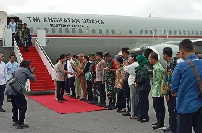 Bupati Taput Sambut Kunker Wapres di Bandara Silangit