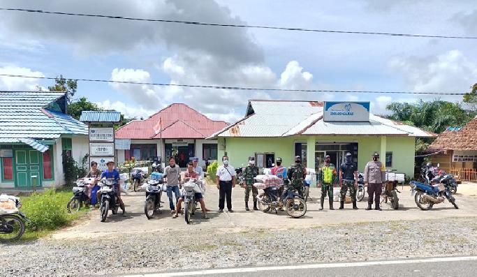 Satgas Pamtas Yonif 642, Polisi dan Aparat Pemerintah Bagikan Sembako