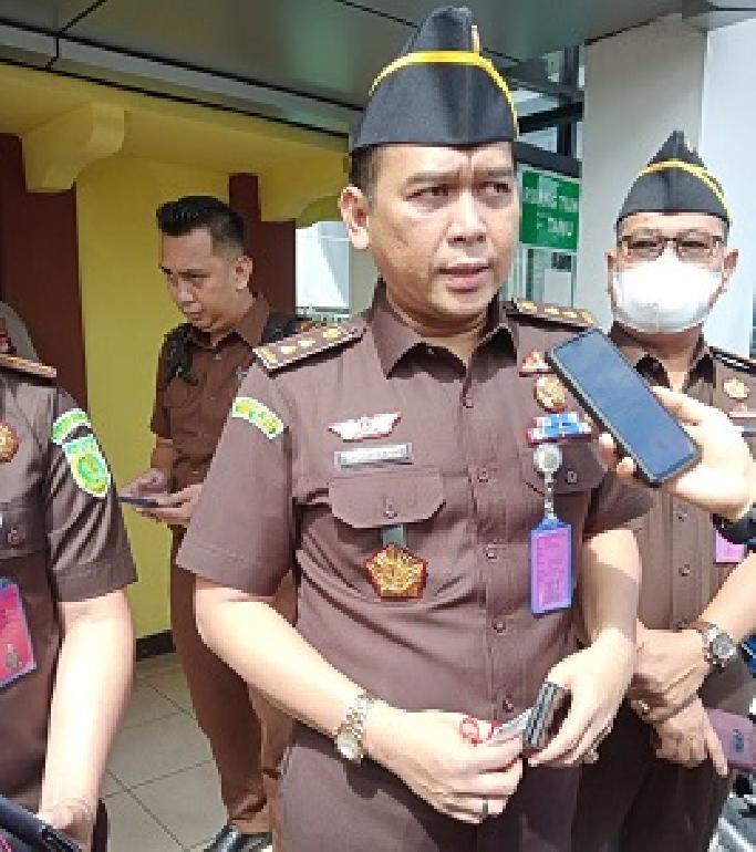 Tarik Baju, Oknum Pegawai Kejati Kalbar Larang Wartawan Meliput
