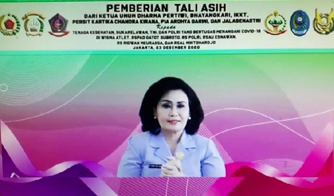 Ketum Dharma Pertiwi Dan Bhayangkari Bagikan Bansos Kepada Relawan Covid-19