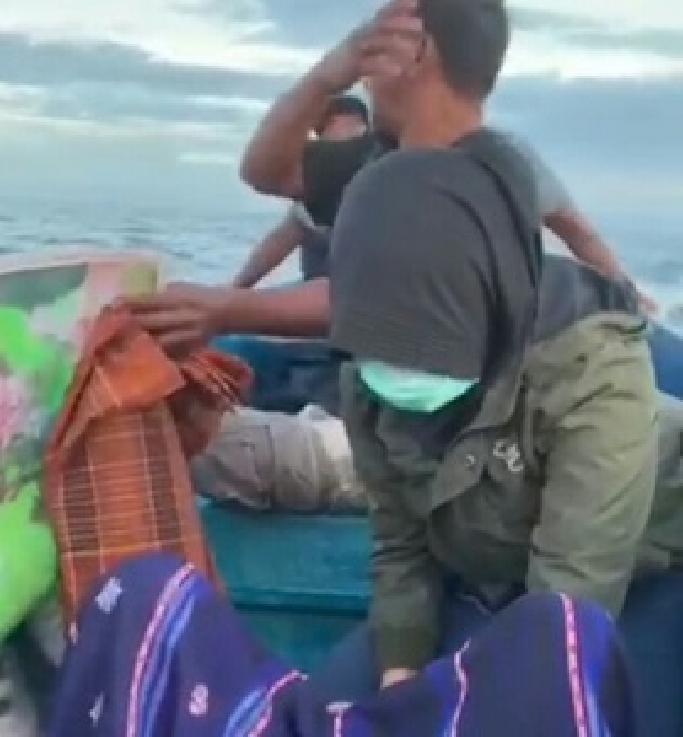 Danlanal Palu Beri Penghargaan Bidan Awanti