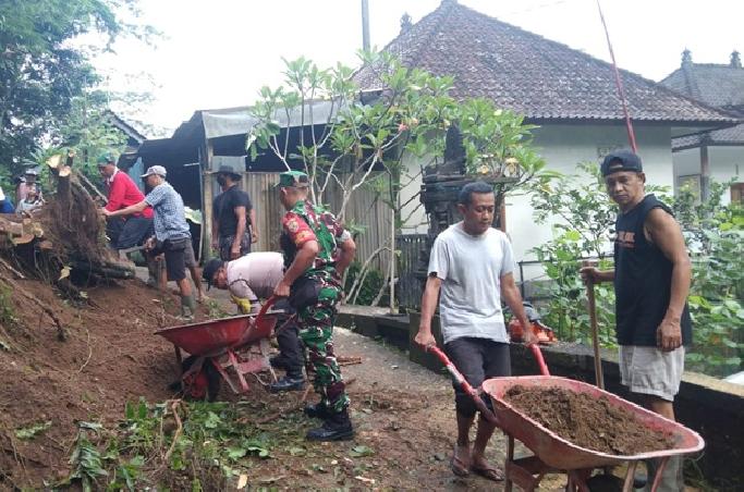 Cuaca Ekstrem Landa Bangli, Longsor Rusak Rumah Warga hingga Putus Akses Jalan