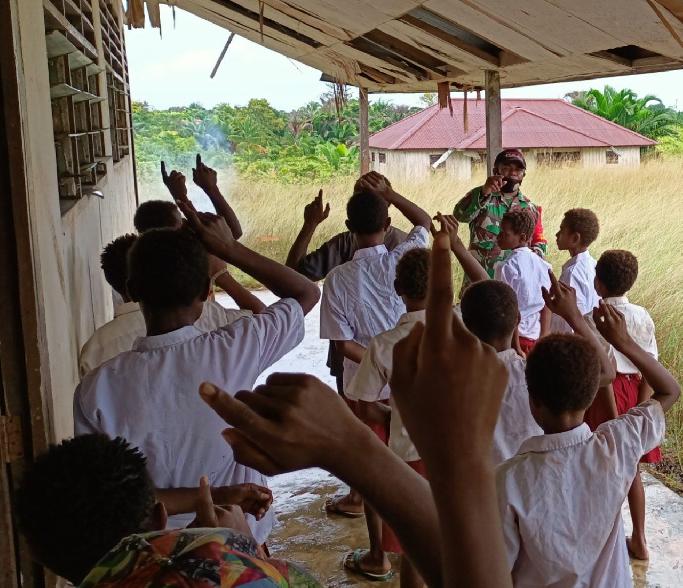 Personel TNI Ajarkan PBB Kepada Siswa-Siswi SD YPPK Kampung Kawagit