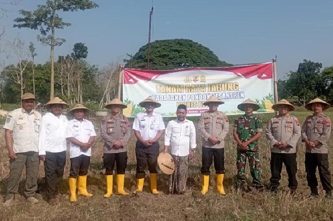 Sinergi Polri dan Ponpes, Waka Polres Blora Tanam Jagung di Kunduran