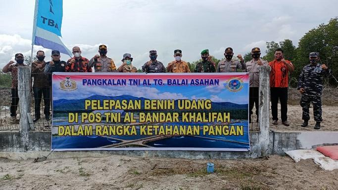 Lanal TBA Bersama Forkopimda Tebar Benih Udang Diposal Bandar Khalifah