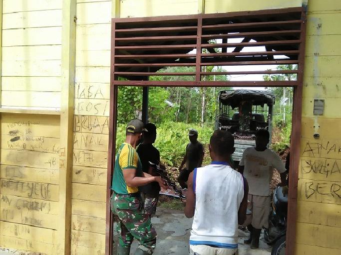 Satgas TNI Yonif 413 Kostrad Bersama Masyarakat Papua Bongkar Gereja Lama