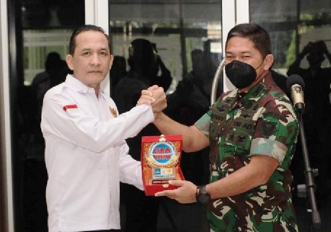 Dandim 0413 Bangka Terima Plakat Cinderamata Dari KBO Babel