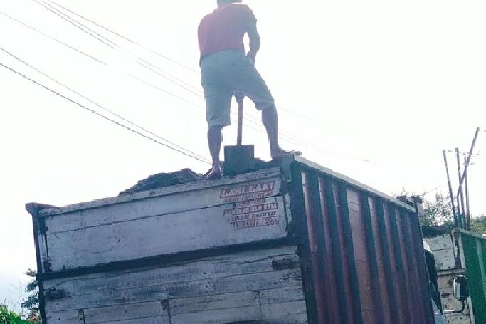 Lalu Lintas Truk Pasir Ganggu Kawasan Wisata Kintamani, Wisatawan Keluhkan Debu dan Keselamatan